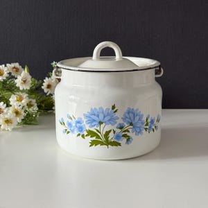 Vintage enamel milk can with lid - Small white pot with blue flowers - Enamel milk canister - Retro watering can - Farmhouse Decor