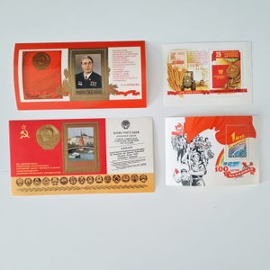Può includere: Una collezione di francobolli sovietici vintage che presentano un ritratto di Leonid Breznev, una stella rossa, una rappresentazione del Cremlino e una celebrazione del 100° anniversario della festa del Primo Maggio. I francobolli sono in perfette condizioni e sono ideali per i collezionisti.