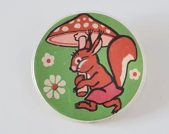 Insigne en plastique vintage mignon avec écureuil, insigne soviétique pour enfants