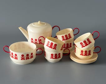 Vintage plastleksaksteservis, Sovjetunionen miniatyrtekanna koppar fat, retro rödblommig lekkök porslin, barnsamlarleksak