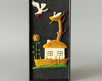 Plaque murale soviétique vintage avec des cigognes des années 1970, décoration de cottage rustique de l'URSS, art mural folklorique ukrainien rétro, suspension murale en plastique du milieu du siècle