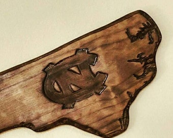 Rustikale handgeschnitzte UNC University of North Carolina Logo State Outline Wandkunst / Hängend - Hergestellt mit traditionellen Handschnitzwerkzeugen