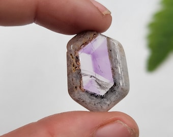 Losa de amatista trapiche pulida: piedra con núcleo de cuarzo natural