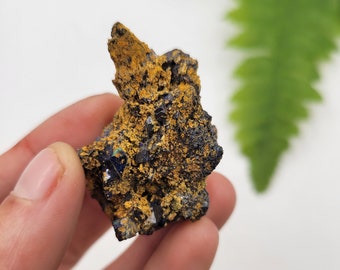 Ejemplar de azurita en bruto: formación mineral natural con toques de malaquita