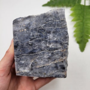 Grande lastra di quarzo blu inclusa. Raro ritrovamento. 100% Naturale. Quarzo blu. Virginia. Pezzo di quarzo blu lucido.