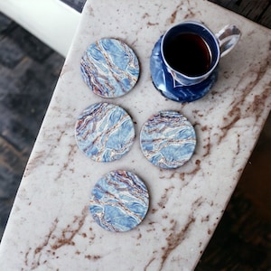 Posavasos azules y blancos, estilo mármol, estilo acuarela, decoración playera de lujo para mesa y bar, decoración azul.