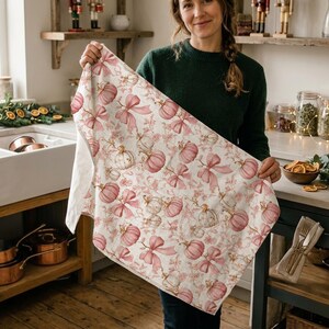 Toalla de cocina rosa con estampado de calabazas otoñales, lazos en tonos rosados, calabazas color marfil, flores, decoración femenina para la cocina / Ideas de regalo de estilo shabby chic