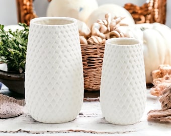 Vasen-Mittelstücke, Blumenvasen, dekorative Vase, weiße detaillierte Vasen, handwerklich hergestelltes Keramikvasendekor, Dolomitvase, weißes Raumdekor