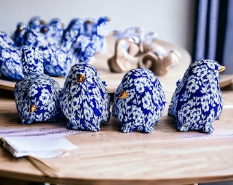 Figurine d'oiseau bleu, chinoiseries d'oiseaux pour la maison, statue en résine de rouge-gorge bleu, petits accessoires de maison d'oiseau, cadeau d'oiseau de décoration bleu et blanc