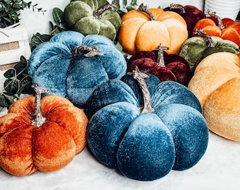 Sammetspumpor med imitation av riktiga stjälkar, handgjorda pumpadekorationer i velour för Halloween och höst, färgglad pumpadekor i tyg för hemmet