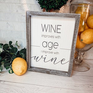 Regalos de vino, Letrero &quot;Mejoro con el vino&quot;, Decoración divertida de pared con vino, Regalo único para amantes del vino, Humor sobre vino, Letreros de madera para decorar paredes de vino y bar