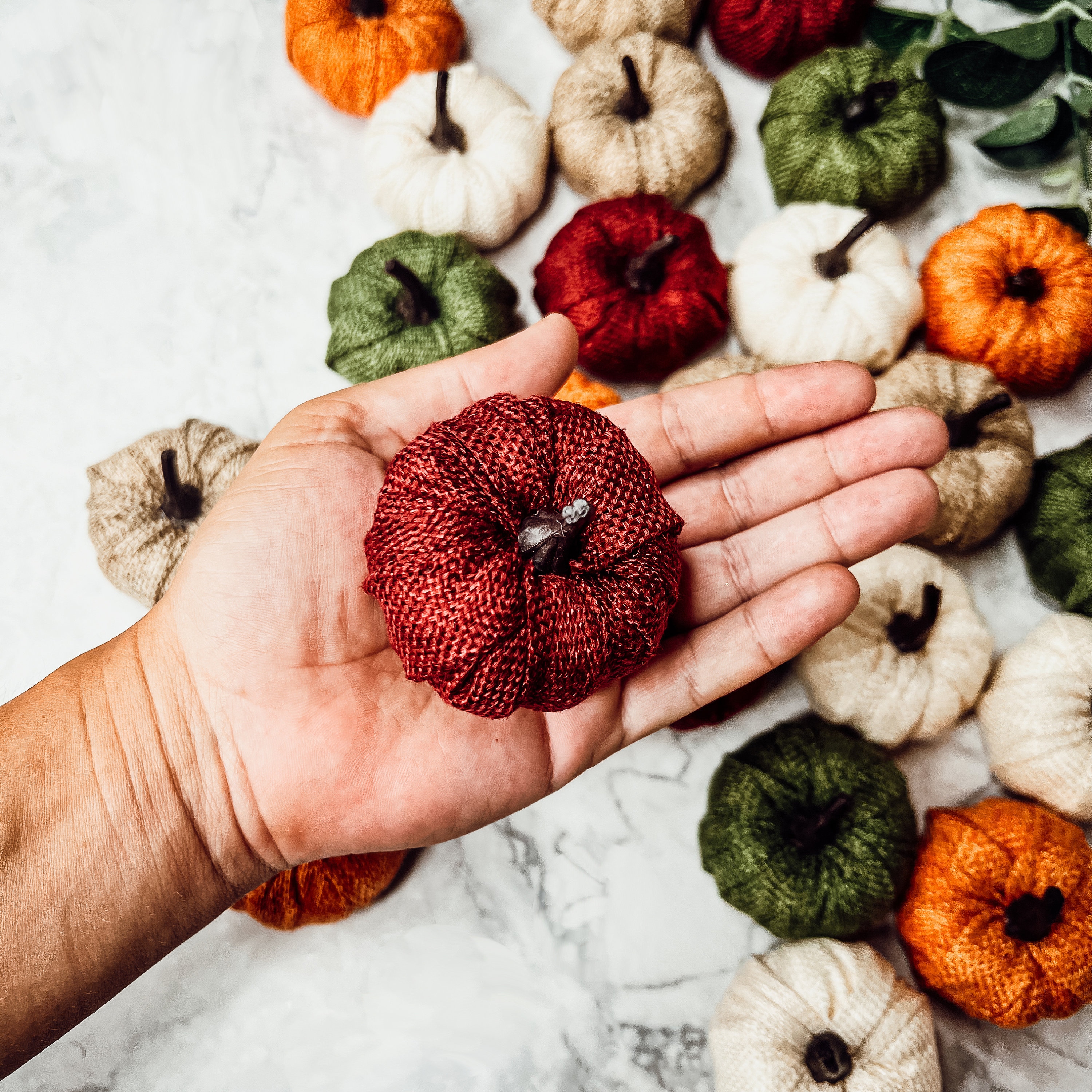 Lot De 9 Mini Citrouilles En Peluche - Décoration D'automne Avec Tige En Bois Et Nœud En Jute - 3 Couleurs - 10