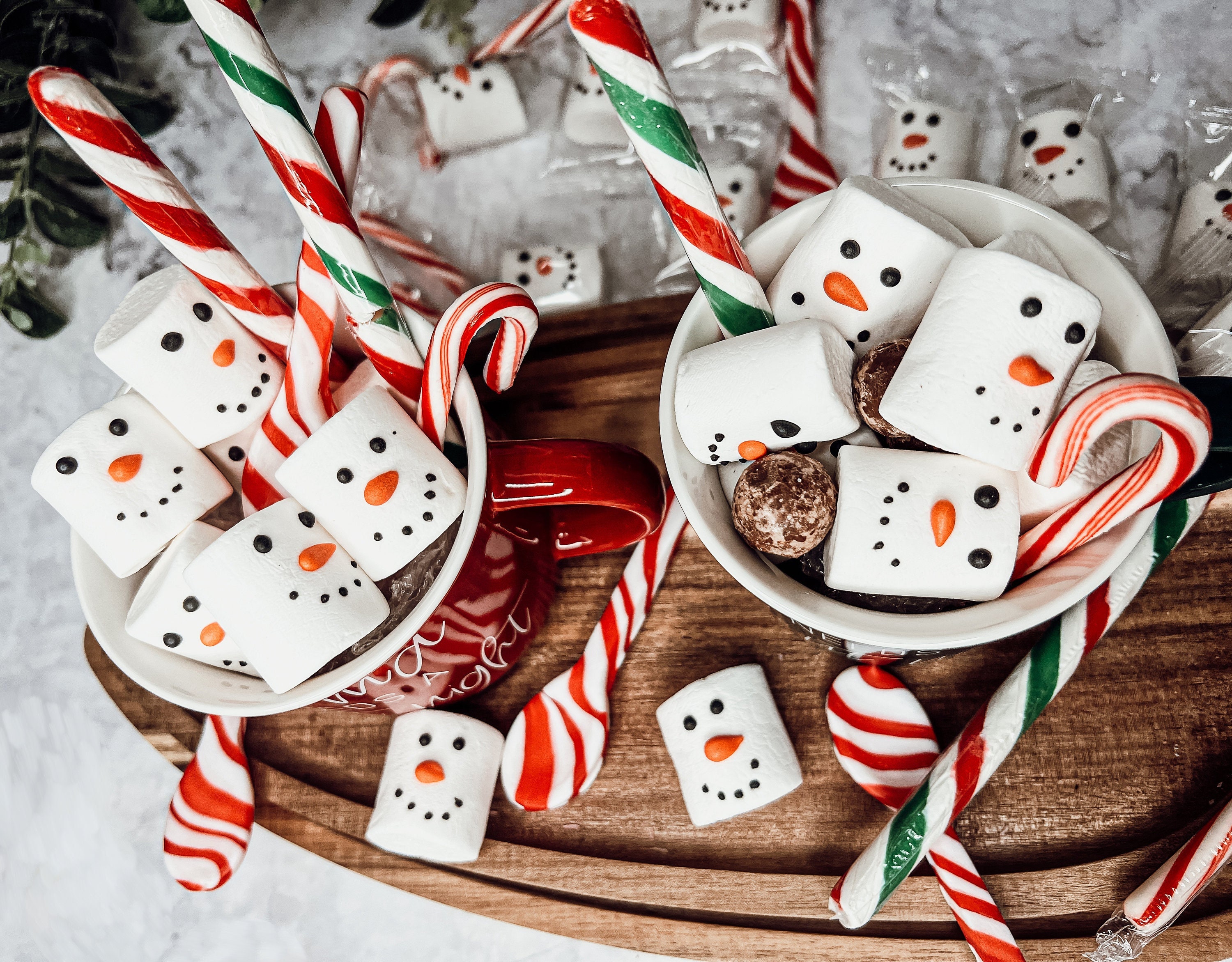 Bonhommes de neige guimauves, décorations de chapeaux et tasses