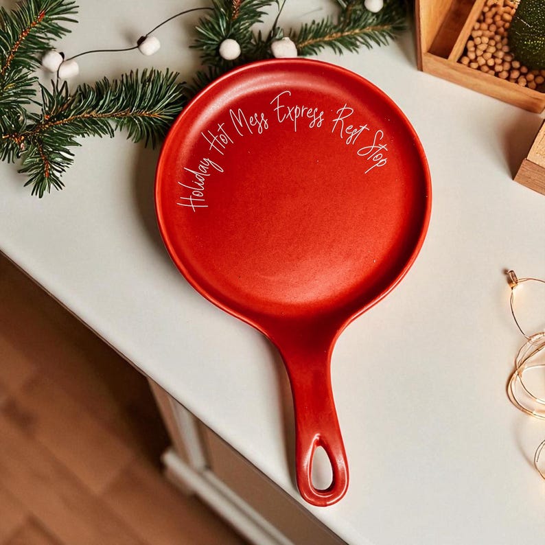 Handgjorda skedstöd med citat, Slicka skeden och röra om i grytan, söta unika kökspresenter, träsked, svart skedstöd i porslin Holiday Hot Mess-RED