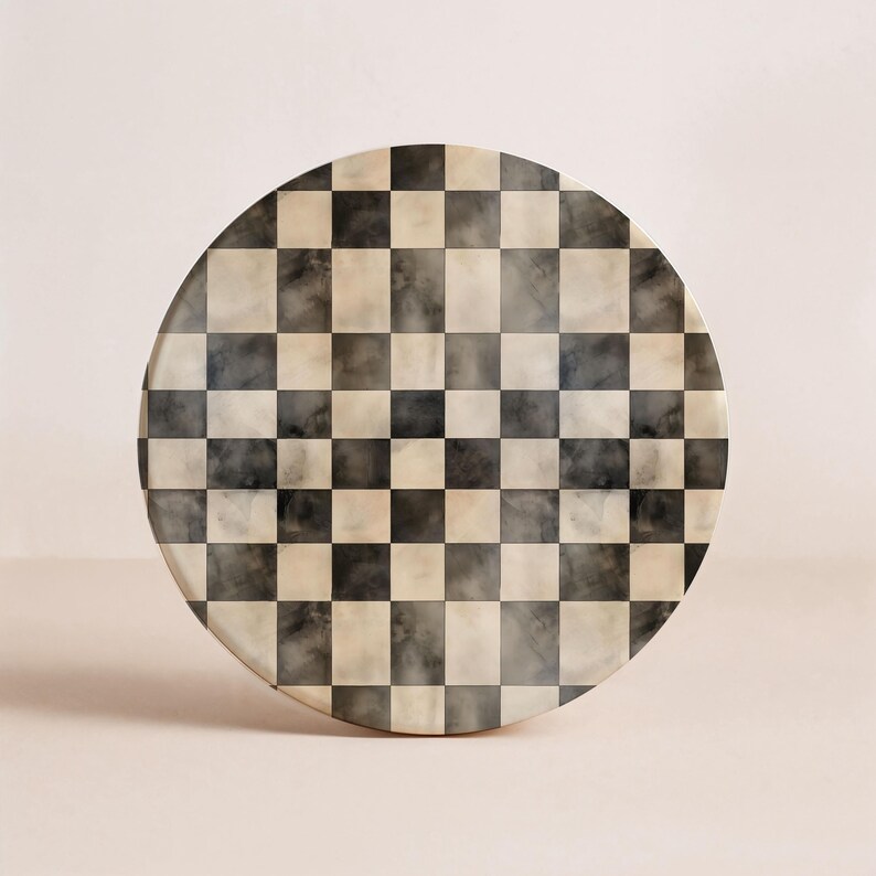 Op de afbeelding: Ronde decoratieve plaat met een zwart-wit geblokt patroon. De plaat heeft een glanzende afwerking en een marmerachtige textuur, met een mix van zwarte, grijze en gebroken witte vierkanten. Het ontwerp doet denken aan een schaakbord.