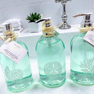 Botellas dispensadoras de jabón con bomba y jabón de manos, decoración de baño para playa o vacaciones, baño con concha marina color turquesa menta, botellas de recarga de jabón