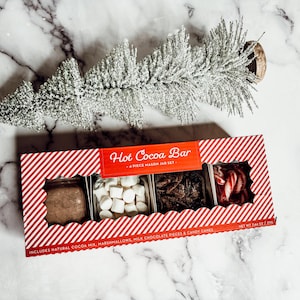 Hot Cocoa Bar Gift Set, Christmas Hot Chocolate Making Kit in Mini Mason Jars, Marshmallows, Peppermints, Hot Cocoa Mix & Chocolate Pieces