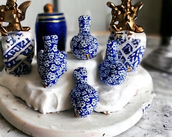 Un oiseau bleu et blanc est perché sur un rondin couvert de mousse