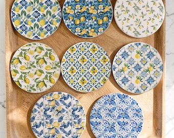 Podkładki z motywem Wybrzeża Amalfi | Niebieski kwiatowy wzór z cytryną | Wzór płytek w kolorze niebiesko-białym | Prezent do kuchni | Designerskie ceramiczne podstawki i akcesoria barowe | Styl nadmorski