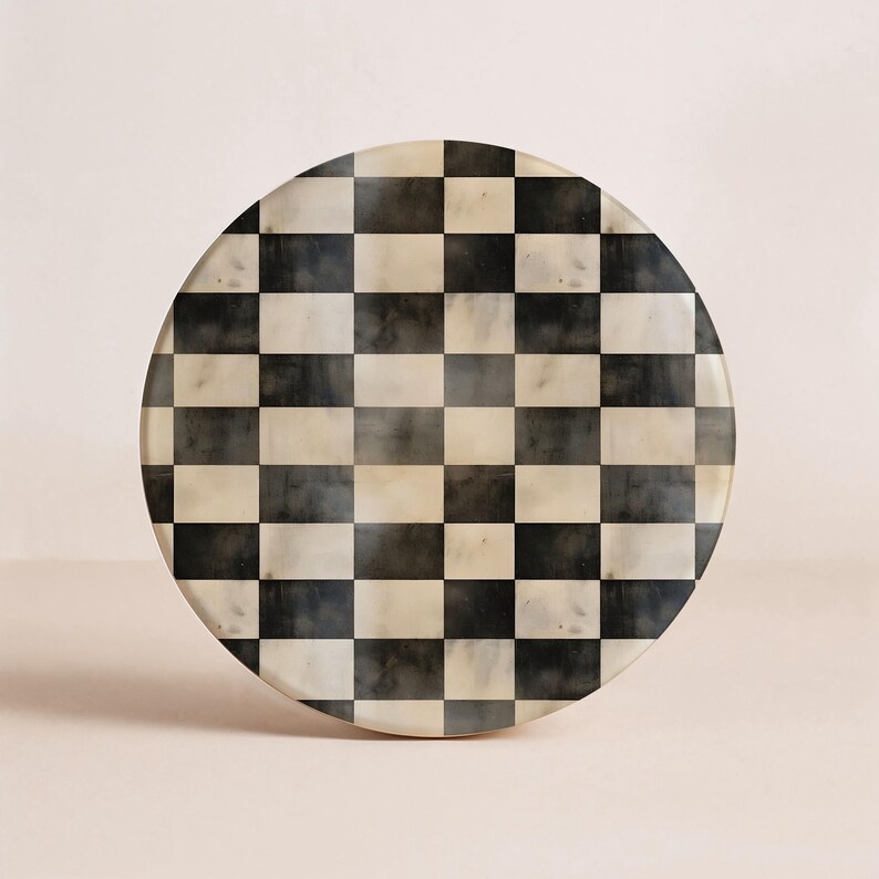 Op de afbeelding: Ronde decoratieve schaal met een zwart-wit dambordpatroon. De schaal heeft een glanzende afwerking en een klassiek ontwerp. De afwisselende vierkanten cre&euml;ren een opvallend visueel effect, geschikt om te serveren of tentoon te stellen.