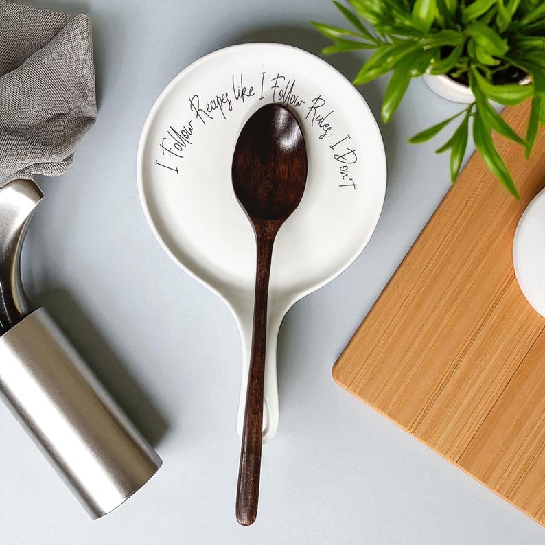 Handgjorda skedstöd med citat, Slicka skeden och röra om i grytan, söta unika kökspresenter, träsked, svart skedstöd i porslin Recipes Rules-WHITE