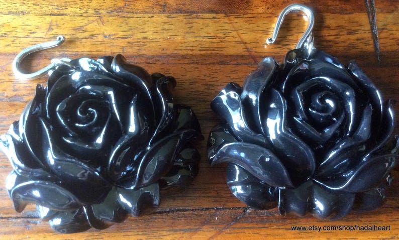 Dyed Black Carved Giant Clam Shell Rose Ear Weights