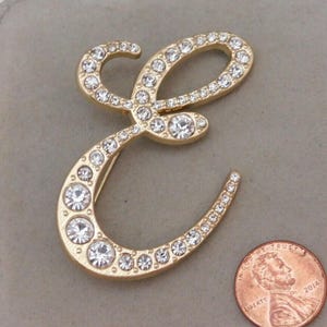 Retro vintage monogram initial  e rhinestone gold tone large brooch pin  k3