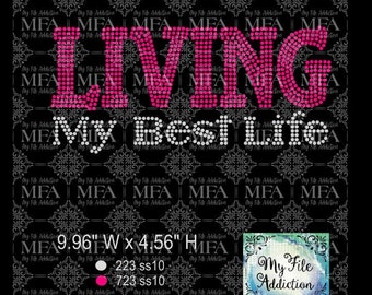 Pode incluir: Design de strass para uma camiseta ou outra peça de roupa. O design diz "Living My Best Life" em strass rosa e branco. O design tem 25,3 cm de largura e 11,6 cm de altura. Ele usa 223 strass transparentes e 723 strass rosa para um total de 946 strass.