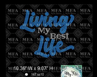 Pode incluir: Design de strass para uma camiseta ou outra peça de roupa. O design diz "Living My Best Life" em strass azul e branco. O design tem 26,3 cm de largura e 23 cm de altura. Utiliza 147 strass brancos e 1269 strass azuis para um total de 1416 strass.