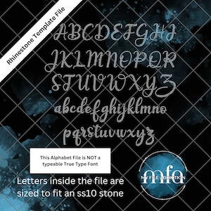 Könnte beinhalten: Eine digitale Datei mit einer Alphabetvorlage zum Erstellen von Strassdesigns. Die Buchstaben sind in einer kursiven Schriftart und so dimensioniert, dass sie zu ss10 Strasssteinen passen. Der Text "This Alphabet File is NOT a typeable True Type Font" und "Letters inside the file are sized to fit an ss10 stone" ist ebenfalls im Bild enthalten.