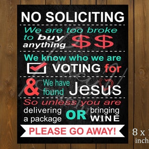 Op de afbeelding: Zwart schoolbord-stijl bord met witte, blauwgroene en rode tekst met de tekst "NO SOLICITING". Het bord bevat de tekst "We zijn te arm om iets te kopen", "We weten op wie we STEMMEN" en "We hebben Jezus gevonden". Het bord is 20,3 x 25,4 cm groot.