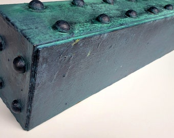 Prateleira flutuante em bronze enferrujado: acabamento em metal pátina verde