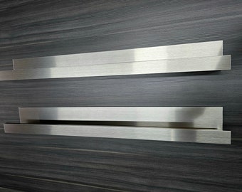 Prateleira Ledge em aço inoxidável, latão e branco: metal anodizado, núcleo colorido.