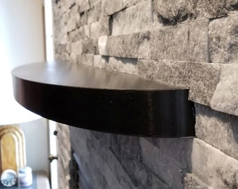 Prateleira flutuante curva de metal preto: lareira oval moderna