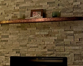 prateleira curva de cobre oxidado martelado, lareira,