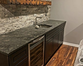 Prateleira flutuante rústica: madeira e metal enferrujado, estilo Ponte do Brooklyn