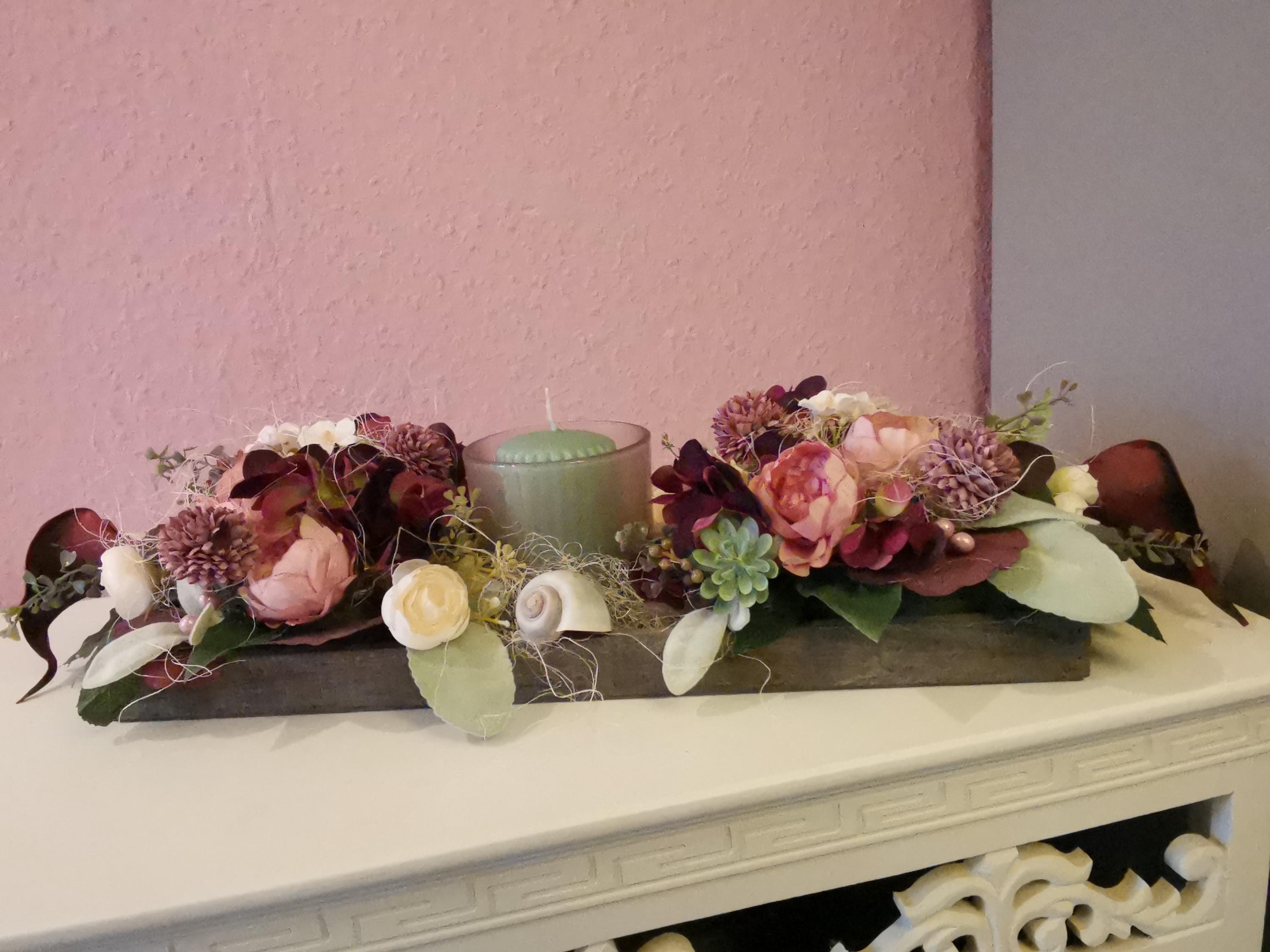 Tischgesteck länglich auf Holztablett mit Kerze Tischdeko Blumengesteck bordeaux rosa Seidenblumen Frühling Sommer Herbst ganzjährig haltbar
