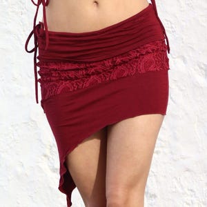 Jupe Pixie asymétrique mini avec détails en dentelle – Jupe bohème féerique de festival