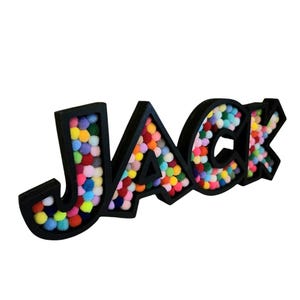 Pompones de madera personalizados con nombre. Decoración para habitación infantil.