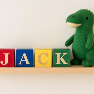 パーソナライズされた木製ネームブロック | カスタム保育園棚装飾 | ベビーシャワーギフト | 子供部屋装飾、木製文字、積み重ね可能