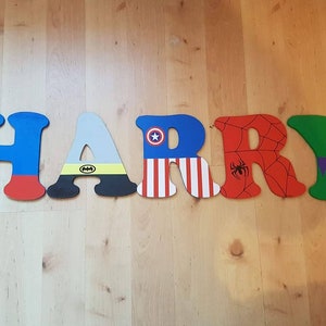 Letras de parede de super-heróis de madeira pintadas à mão. Maravilha. Vingadores. Decoração de parede / placa
