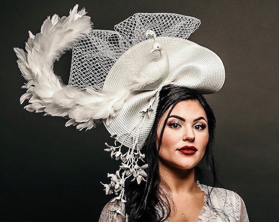 White Peacock Feather Formal Fancy Hatinator Bird Dinner en Blanc Winter Kentucky Derby Ascot Melbourne Preakness Horse Races Fascinator