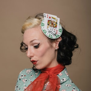 Lady Luck Casino Fascinator, Cartas Dados Chip Burlesque Engraçado Jogo de Azar Dados Black Jack Headpiece Viva Las Vegas Snake Eyes High Roller Peculiar