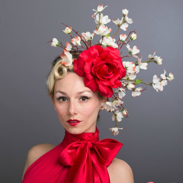 Große Rose Carnevale Kirschblüte Fascinator Rot weiße Blume Derby Kopfschmuck Hartriegel Zweige Haar Blumenhaarschmuck Blumen Hut