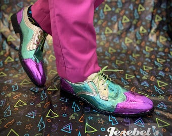 Metalliska skor, Flapper Jester 80-talskostym Mardi Gras folierad synthwave disco New Orleans, karnevalsparad mint fuchsia dekorerad handgjord