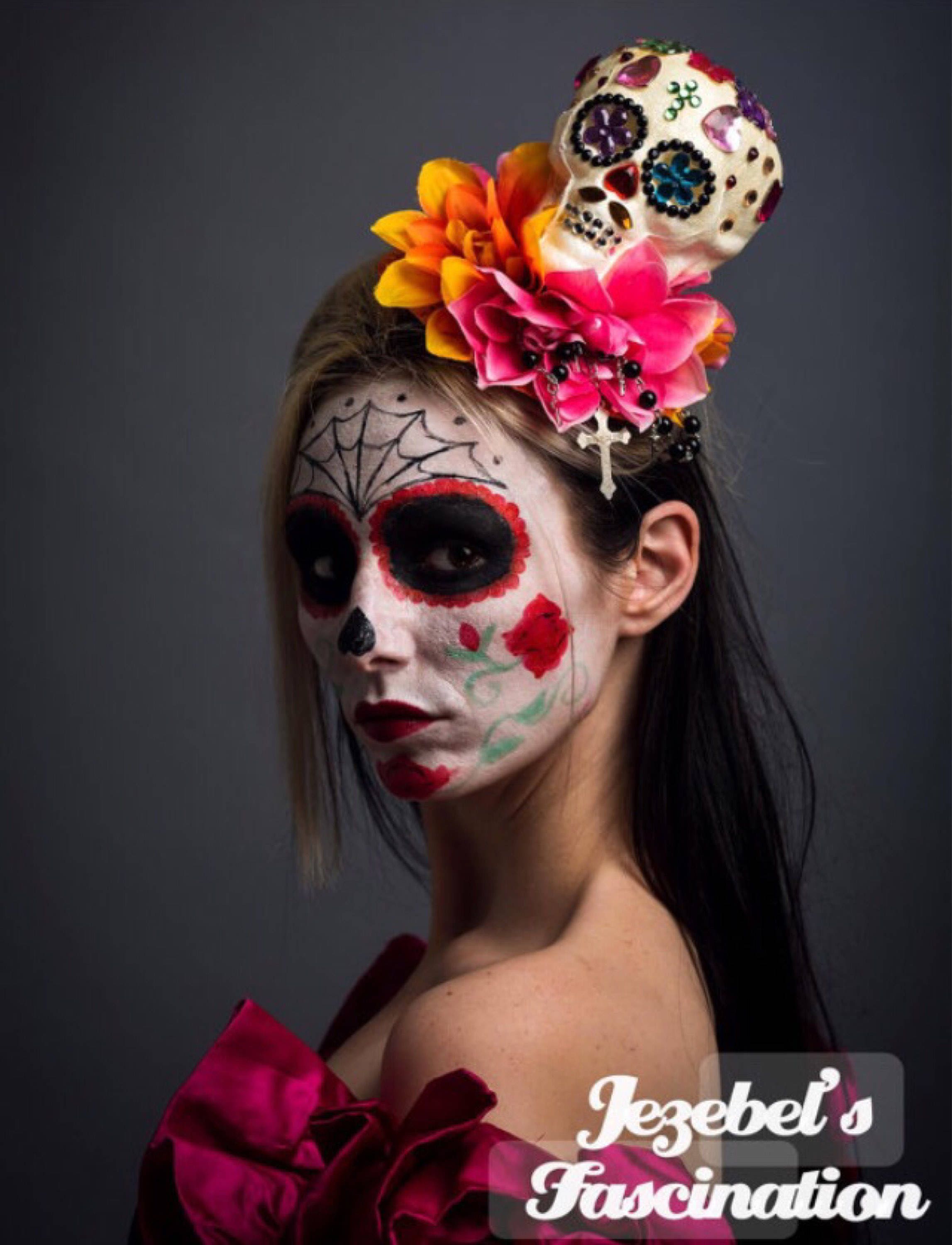 Mujer disfrazada de catrina con velo negro y arreglo floral en la cabeza,  en calles del centro histórico de la ciudad de México. Photos