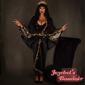 Art Deco-morgonrock med fladdermusvinge, svartguld, fleur-de-lis-fransar, Mardi Gras-karneval, New Orleans, burlesk, kimono, omlottmantel, kokong, satin, dans