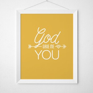 Puede incluir: Una impresi&oacute;n enmarcada en blanco con un fondo amarillo y un texto blanco que dice "Dios me dio a ti" con una flecha y un s&iacute;mbolo de coraz&oacute;n.