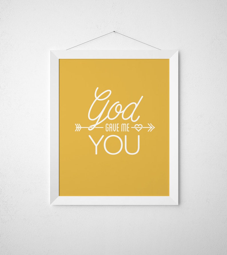 Puede incluir: Una impresi&oacute;n enmarcada en blanco con un fondo amarillo y un texto blanco que dice "Dios me dio a ti" con una flecha y un s&iacute;mbolo de coraz&oacute;n.