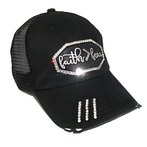 Puede incluir: Gorra de camionero negra con visera desgastada y un dise&ntilde;o de diamantes de imitaci&oacute;n plateados que dice "faith>fear".